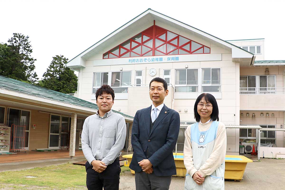 橋本綱夫理事長（中）、栗村由佳園長（右）と弊社・齊藤（左）