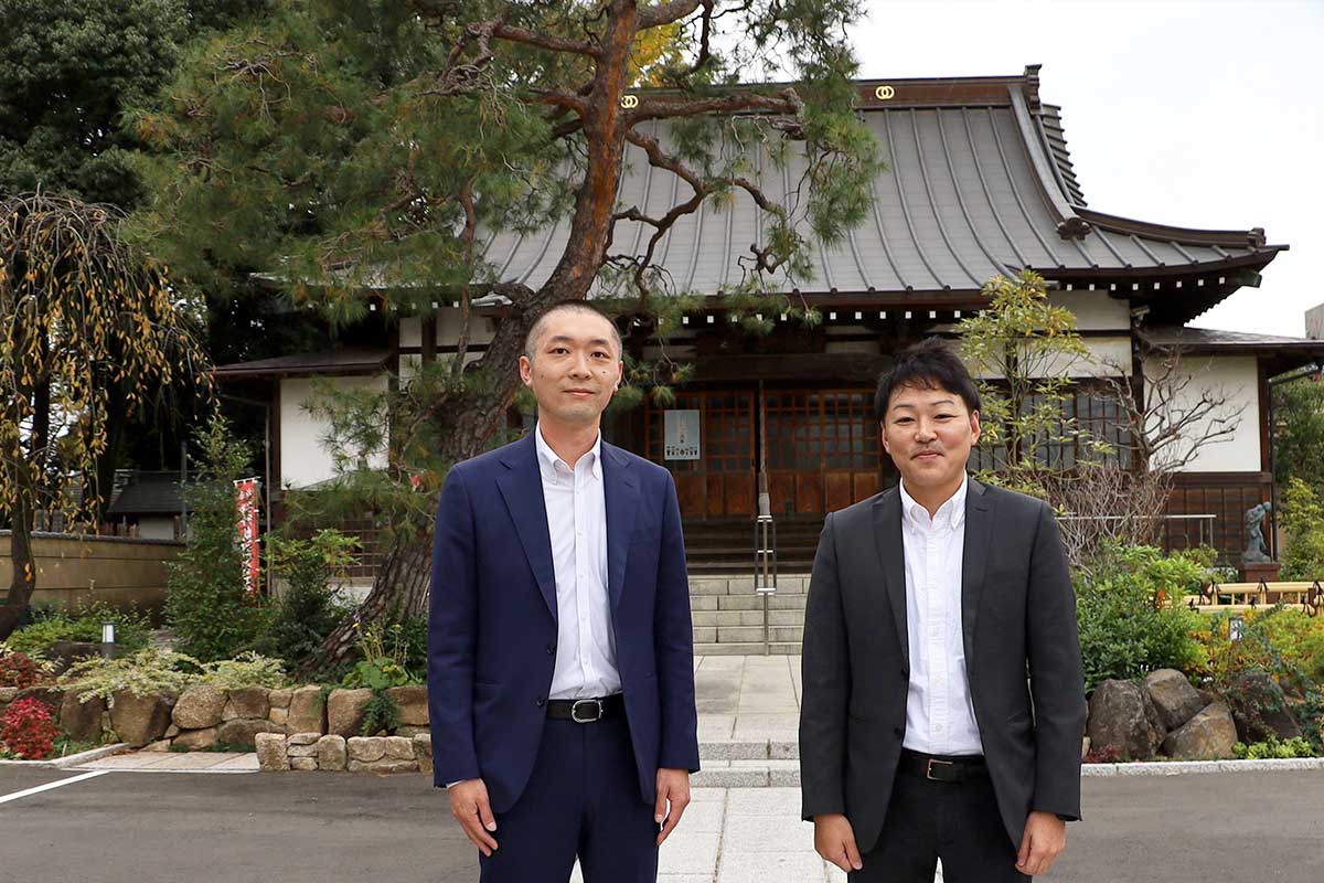 寿福寺の境内で髙山園長（左）と、弊社齊藤（右）