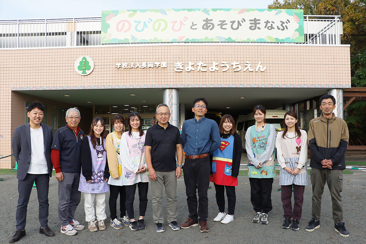 きよた幼稚園 園長　髙村誠様（中左）､常務理事　長岡俊宏様（中右）弊社・齊藤（左）