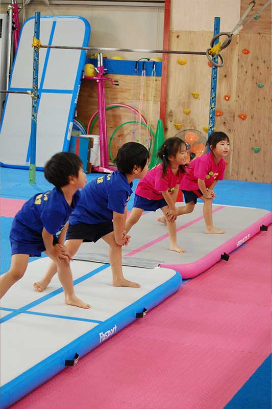 こむっしゅ体操教室橋本で準備運動をする生徒たち